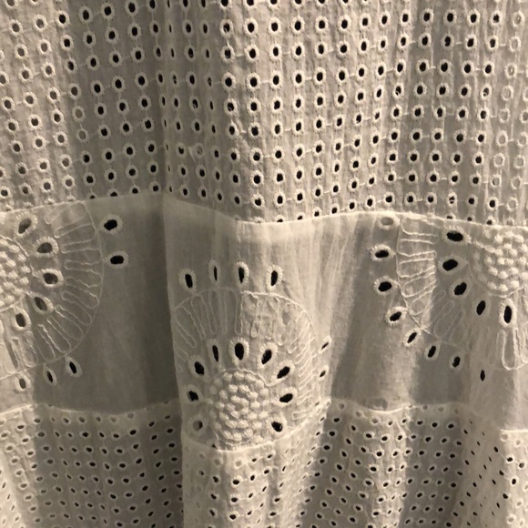 Chelsea & Theodore loose& comfy white eyelet blouse. Collar/v-neck button front. - Picture 5 of 5